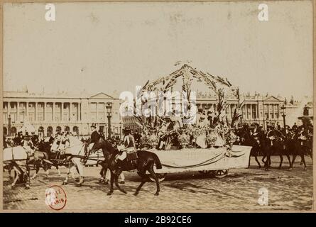 Cavalcade von Rinderfett wurde im Jahr 1897 in Paris neu organisiert. Calvalcade du Boeuf Gras Float Parading Place de la Concorde, 8. Bezirk, Paris Calvalcade du Boeuf Gras, char défilant Place de la Concorde. Paris (VIIIème arr.), 1897. Tirage au gélatino-bromure d'argent. Photographie d'Albert Brichaut. Paris, musée Carnavalet. Stockfoto