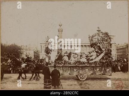 Cavalcade von Rinderfett wurde im Jahr 1897 in Paris neu organisiert. Calvalcade du Boeuf Gras Float Parading Place de la Concorde, 8. Bezirk, Paris Calvalcade du Boeuf Gras, char défilant Place de la Concorde. Paris (VIIIème arr.), 1897. Tirage au gélatino-bromure d'argent. Photographie d'Albert Brichaut. Paris, musée Carnavalet. Stockfoto