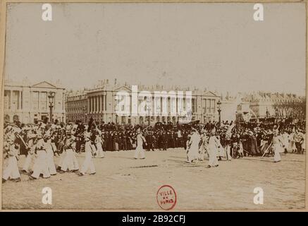 Cavalcade von Rinderfett wurde im Jahr 1897 in Paris neu organisiert. Calvalcade du Boeuf Gras Parade Place de la Concorde, 8. Bezirk, Paris Calvalcade du Boeuf Gras, char défilant Place de la Concorde. Paris (VIIIème arr.), 1897. Tirage au gélatino-bromure d'argent. Photographie d'Albert Brichaut. Paris, musée Carnavalet. Stockfoto