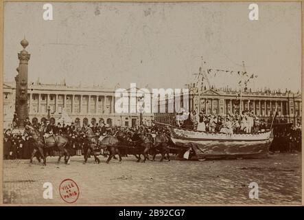 Cavalcade von Rinderfett wurde im Jahr 1897 in Paris neu organisiert. Calvalcade du Boeuf Gras Float Parading Place de la Concorde, 8. Bezirk, Paris Calvalcade du Boeuf Gras, char défilant Place de la Concorde. Paris (VIIIème arr.), 1897. Tirage au gélatino-bromure d'argent. Photographie d'Albert Brichaut. Paris, musée Carnavalet. Stockfoto