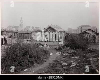 8 / Übersicht mit Hauptpunkt [von] The / die Garibaldi (Wein und Lebensmittelgeschäft) - / erster Schuss in eine linke Gruppe. / nach vorne, das Haus ein paar Tage vor dem Foto abgerissen. Blick auf das Haus von Garibaldi, Weine und Lebensmittel, in der Nähe der Fondation Deutsch de la Meurthe, der aktuellen Cité Internationale Universitaire, der Jourdan-Straße, dem 14. Pariser Stadtviertel. Vue de la maison de Garibaldi, vins et épicerie, à proximité de la Fondation Deutsch de la Meurthe, actuelle Cité internationale universitaire, rue Jourdan. Paris (XIVème arr.). Photographie de la Direction Générale des Travaux de Paris et du Départemen Stockfoto