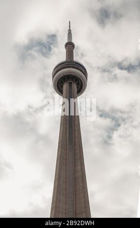 Blick auf den CN Tower in Toronto, Kanada, vor einem wolkigen Himmel. Stockfoto