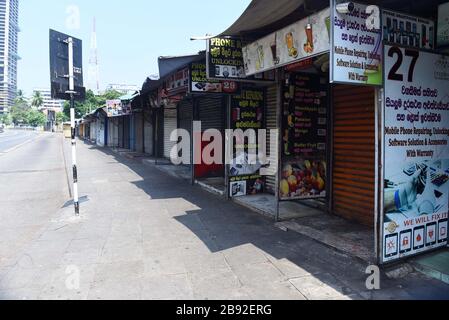 (200323) -- COLOMBO, 23. März 2020 (Xinhua) -- Foto vom 23. März 2020 zeigt eine leere Straße in Colombo, Sri Lanka. Zehn neue Patienten wurden am Montag positiv auf das COVID-19-Virus in Sri Lanka getestet, was die Gesamtzahl der Infektionen im Land auf 91 brachte, sagte das Gesundheitsministerium in einer Erklärung. Die Regierung hob am Montag einige Ausgangssperren in anderen Bezirken als Colombo, Puttalam, der nordwestlichen Provinz, dem nördlichen Distrikt und den Außenbezirken von Gampaha für einige Stunden auf, um den Menschen zu ermöglichen, ihre Bestände an wichtigen Gegenständen wieder aufzufüllen. Die Ausgangssperre wurde um 14:00 Uhr wieder auferlegt Stockfoto