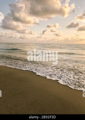 Ruhige Strandszene mit Wolken Stockfoto