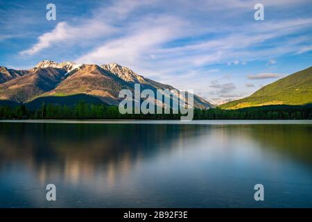 Reflexion über den Whiteswan Lake im Whiteswan Lake Provincial Park, British Columbia, Kanada Stockfoto