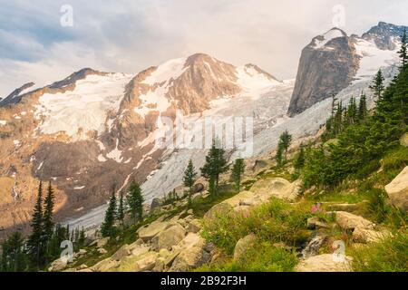 Die Spires und der Gletscher im Bugaboo Provincial Park, British Columbia, Kanada Stockfoto