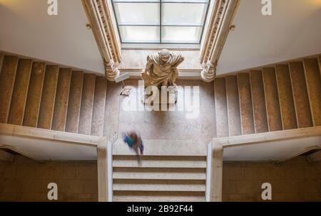 Lissabon, Portugal - 1. März 2020: Besucher, die eine Treppe im oberen Stock gehen. Marinemuseum, Lissabon, Portugal Stockfoto