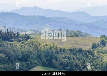 Die Hügel um Bologna sind vom Hügel Monte della Guardia aus zu sehen Stockfoto