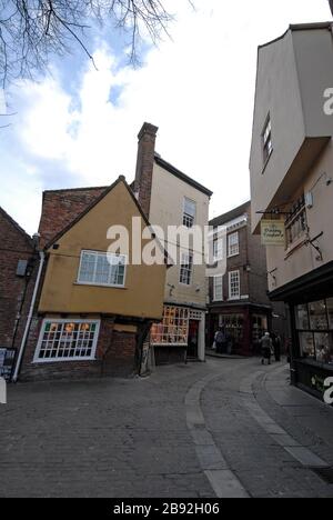 Ein Cluster von Gebäuden und Geschäften aus dem 15. Jahrhundert in Low Petergate und den Schambeln in der Altstadt von York, England. Stockfoto