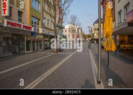 Neuwied, Deutschland - 20. März 2020: Leerplatz und geschlossene Geschäfte in der Innenstadt von Neuwied auf Basis der Corona-Pandemie Stockfoto