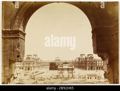 Abriss der Tuilerien. Blick auf den Louvre vom Palast der Tuilerien in Abriss, 1. Pariser Bezirk. Commune de Paris 1871. Vue du Palais du Louvre depuis le Palais des Tuileries en démolition, Paris (Ier arr.). Photographie anonyme. Après 1871. Paris, musée Carnavalet. Paris, musée Carnavalet. Stockfoto