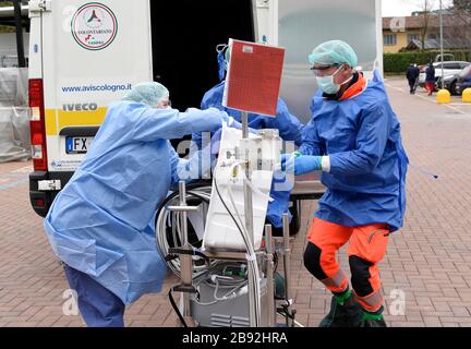 Mailand, CORONAVIRUS - neue Abteilung für intsive Therapie am Krankenhaus San Raffaele dank der Spendenaktion "Fedez Ferragni" - auf dem Foto: Ankunft von medizinischem Material Stockfoto