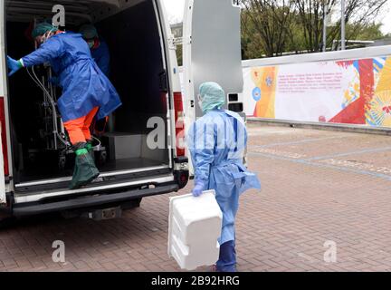 Mailand, CORONAVIRUS - neue Abteilung für intsive Therapie am Krankenhaus San Raffaele dank der Spendenaktion "Fedez Ferragni" - auf dem Foto: Ankunft von medizinischem Material Stockfoto