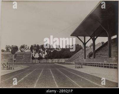 Stade Pershing 1925/Bois de Vincennen. Tribüne und Track-Stadion Pershing, 12. Bezirk, Paris Anonyme. Stade Pershing 1925/Bois de Vincennen. "Tribunes et piste du stade Pershing, 12ème arrondissement, Paris". Tirage au gélatino-bromure d'argent. En 1925-1925. Paris, musée Carnavalet. Stockfoto