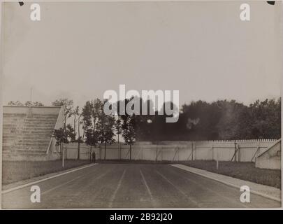 Höhenwart 1.70 / Stadion Pershing Pershing 1925. Track Stadium, 12. Bezirk, Paris Anonyme. Hauteur du gardien 1.70 / Stade Pershing 1925. "Piste du stade Pershing, 12ème-Bezirk, Paris". Tirage au gélatino-bromure d'argent. En 1925-1925. Paris, musée Carnavalet. Stockfoto