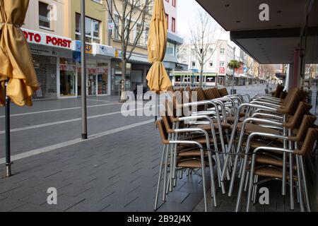 Neuwied, Deutschland - 20. März 2020: Leerplatz und geschlossene Geschäfte in der Innenstadt von Neuwied auf Basis der Corona-Pandemie Stockfoto