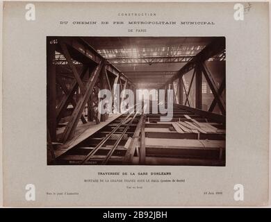 Bau / Straßeneisen Metropolitan / Stadtflughafen Paris. / Überquerung der Station Orleans / Installation der großen Spannweite in der Lobby (rechte Balken) / Endabsicht. Für den Bau der großen Spannweite, Bahnhof Austerlitz, 13. Runde Anonyme. Construction / du chemin de fer métropolitain / Munizipalität de Paris. / traversée de la gare d'Orléans / Montage de la grande travée sous le Hall (poutres de droite) / vue en bout. "Vue de la Construction de la grande travée, gare d'Austerlitz, 13ème arrondissement, paris". Tirage au gélatino-bromure d'argent. En 1905-06-13-1905-06-13. Paris, musée Carnaval Stockfoto