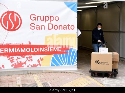 Mailand, CORONAVIRUS - neue Abteilung für intsive Therapie am Krankenhaus San Raffaele dank der Spendenaktion "Fedez Ferragni" - auf dem Foto: Ankunft von medizinischem Material Stockfoto