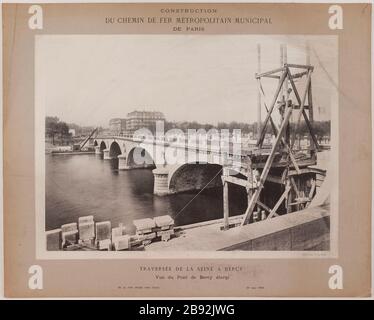 Bau / Straßeneisen Metropolitan / Stadtflughafen Paris. / Überquerung der seine Bercy / Blick auf die Bercy-Brücke ausgebaut. Blick auf die Brücke von Bercy, 12. Bezirk, Paris. Anonyme. Construction / du chemin de fer métropolitain / Munizipalität de Paris. / Traversée de la seine à Bercy / Vue du pont de Bercy élargi. "Vue du pont de Bercy élargi, 12ème-Bezirk, Paris". Tirage au gélatino-bromure d'argent. En 1905-05-10-1905-05-10. Paris, musée Carnavalet. Stockfoto