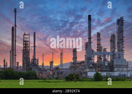 Ölraffineriefabrik bei Sonnenaufgang. Stockfoto