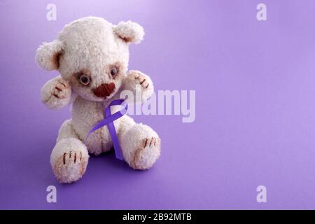 Epilepsie Day.Health Care Konzept. Teddybär mit violettem Band. Epilepsie oder Krebshoffnung. Stockfoto