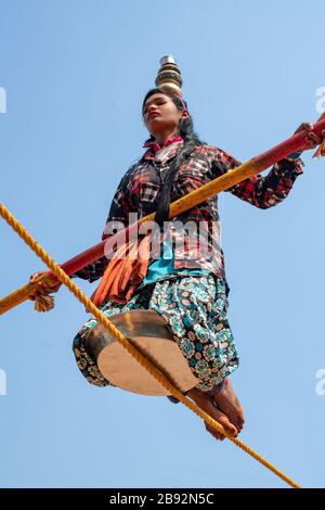 Ein Tänzermädchen der Seilspännerin in Aktion Stockfoto