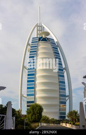 Dubai, VAE - 14. Dezember 2019: Burj al arab Hotel in Dubai tagsüber. Stockfoto