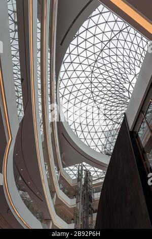 Double Curve architektonisches Glas Stahlkonstruktion eines Dome oder Skylight über einem Atrium eines Shopping Mall. Stockfoto