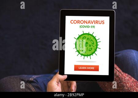 Hände halten digitalen Tablet-Computer mit Coronavirus, Kovid-19-Konzept auf dem Bildschirm. Draufsicht Stockfoto