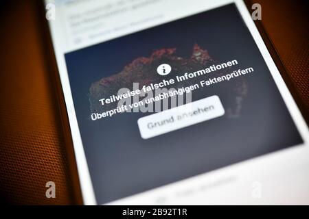 Smartphone mit aufgedeckten Fehlinformationen in einem sozialen Netzwerk, Smartphone mit aufdecktem Falschinformation im eigenen sozialen Netzwerk Stockfoto