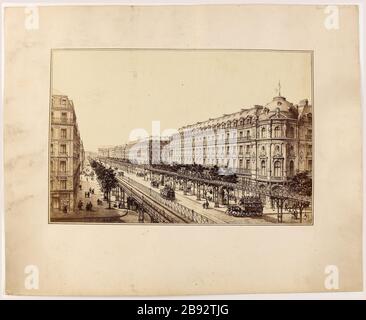 Am Boulevard des Capucines, im Vaudeville Theater, 9. Bezirk, Paris Anonyme, wird ein großstädtischer Luftzug gespielt. "Reproduction d'un projet de métropolitain aérien longeant le Boulevard des Capucines, au niveau du théâtre du Vaudeville, 9ème arronicale, Paris". Paris, musée Carnavalet. Stockfoto