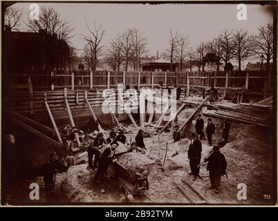 Bau des U-Bahnhofs der Metropole Paris zum Place de l'Etoile, im Kraftwerk, 8., 16. Und 17. "Construction du chemin de fer métropolitain Municipal de Paris: Vue souterraine de la Station Place de l'Etoile, sous la Station électrique, Paris (VIII-XVI et XVIIème arr.)". Photographie de Charles Maindron (1861-1940). Tirage au gélatino-chlorure d'argent développé. 17 février 1900. Paris, musée Carnavalet. Stockfoto