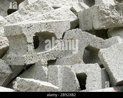 Haufen zerbrochener Betonsteine, die auf einem Bau- und Abbruchabfallgelände recycelt werden können Stockfoto