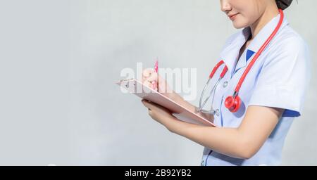 Die Ärzte der Patientin zeichnen den Verlaufsbericht auf Stockfoto