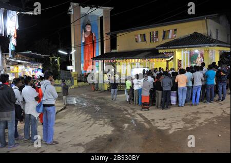 Sri Lanka, Adams Gipfel, Kloster im Dorf Dalhousie, buddhistische Gläubige beten nachts Stockfoto