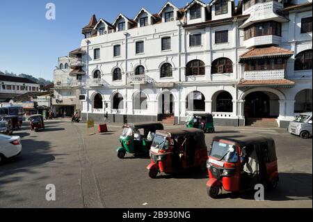 Sri Lanka, Kandy, Altstadt, Tuk-Tuks und koloniale Architektur Stockfoto