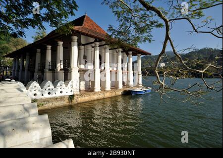 Sri Lanka, Kandy, Old Royal Bath und See Stockfoto