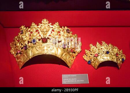 Kronen, Museo del Tesoro di San Lorenzo Museum, Genua, Ligury, Italien, Europa Stockfoto