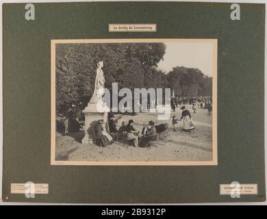 Der Jardin du Luxembourg // The East Terrace, Sonntag / bei der Statue der Königin Matilda / von Elschocet (1850) / August 1906. Die Ostterrasse des Luxemburger Gartens, in der Nähe der Statue der Königin Matilda, 6. Bezirk, Paris Jean-Jacques Elshoecht (177-1856), skulpteur français. "La Statue de la reine de la Mathilde". 1850. La Terrasse EST du jardin du Luxembourg. Paris (VIème arr.). Août 1906. Photographie de Séeberger Frères. Tirage au gélatino-bromure d'argent, 1906. Paris, musée Carnavalet. Stockfoto