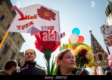 Moskau, Russland. Mai 2019. Teilnehmer der Gewerkschaft march haben sich dem Tag der internationalen Solidarität der Arbeiter und dem Frühlings- und Arbeitstag auf dem Roten Platz in der Innenstadt Moskaus, Russland, gewidmet Stockfoto