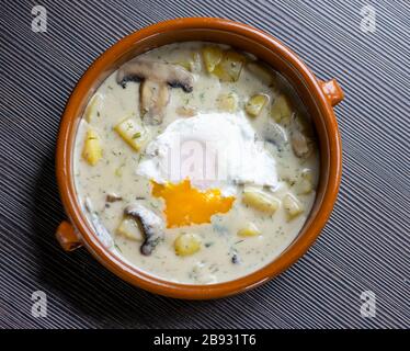 Dillsuppe mit pochiertem Ei Stockfoto