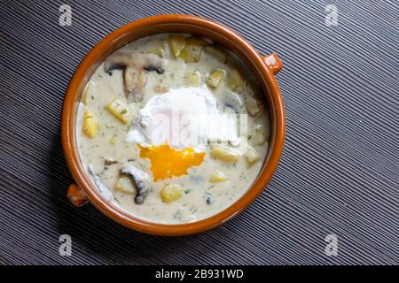 Dillsuppe mit pochiertem Ei Stockfoto