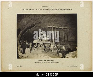 Gebäude / Pfad städtisches Eisen / von Paris / Sation 'Madeleine' / Betonherstellung im Untergrund / zur Oper / 25. November 1909. Bau der Eisenbahnmetropole Paris. Betonherstellung da Construction du chemin de fer métropolitain Municipal de Paris. Fabrication du béton dans le Souterrain, Station "La Madeleine". Vers l'Opéra. Paris (VIIe arr. ), 25 novembre im Jahr 1909. Photographie anonyme. Tirage au gélatino-bromure d'argent. Paris, musée Carnavalet. Stockfoto