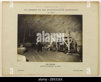 Gebäude / Weg städtisches Eisen / aus Paris / Rue Royale / Spritzmörtel im Gewölbe / 18. November 1909. Bau der Eisenbahn-Metropole Paris. Verspritzung von Mörtel zum Tresor, rue Royale, 8. Runde Construction du chemin de fer métropolitain Municipal de Paris. Injection de mortier à la voute, rue Royale. Paris (VIIe arr. ), 18 novembre im Jahr 1909. Photographie anonyme. Tirage au gélatino-bromure d'argent. Paris, musée Carnavalet. Stockfoto