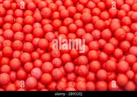 Farbige kleine rote Polystyrolkugeln. Konzept für Covid-19 Selbstisolation, Krankheitsträger, infizierte Person, isoliert, in der Menge verloren, abstrakt. Stockfoto