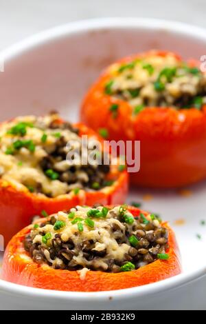 Gebackene Tomaten mit Linsen Stockfoto