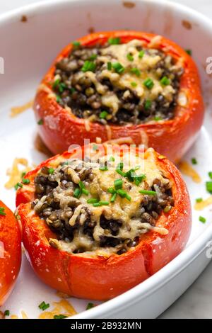 Gebackene Tomaten mit Linsen Stockfoto