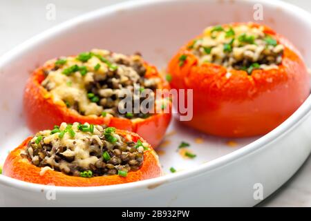 Gebackene Tomaten mit Linsen Stockfoto