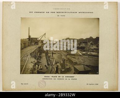 Gebäude / Weg städtischer Flughafen / von Paris / Bahnhof 'Place de la Concorde' / Bau von Piers Station / in Richtung Auteuil / 24. September 1908. Bau der Eisenbahn-Metropole Paris. Station 'Pla Construction du chemin de fer métropolitain Municipal de Paris. Station 'Place de la Concorde', Bau des Bahnhofs Piédroits de la Station. Vers Auteuil. Paris (Ier et VIIe arr. ), 24 septembre 1908. Photographie anonyme. Tirage au gélatino-bromure d'argent. Paris, musée Carnavalet. Stockfoto