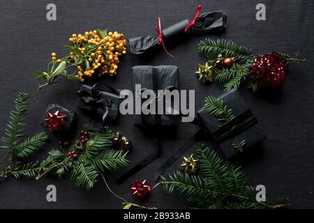 Umhüllte Weihnachten Präsentiert Flat Lay Mit Grünem Laub Stockfoto